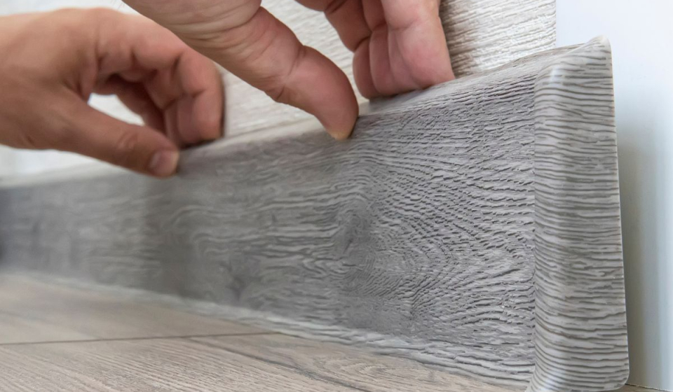 Listwy przypodłogowe zlicowane ze ścianą montaż